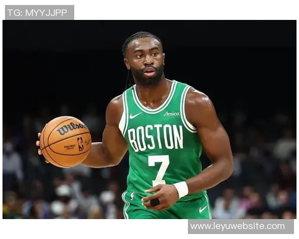 杰伦布朗首节狂砍19分3板2助2断三分火力全开助力球队领先