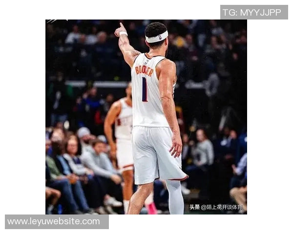 布克专注提升低位背身单打技巧关键时刻展现个人能力